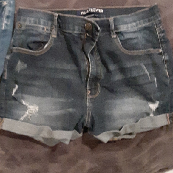 3 short shorts - Picture 3 of 4